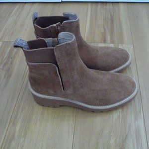 VANELI MARIEL TAN SUEDE LUG SOLE ANKLE BOOTS SIZE 7N